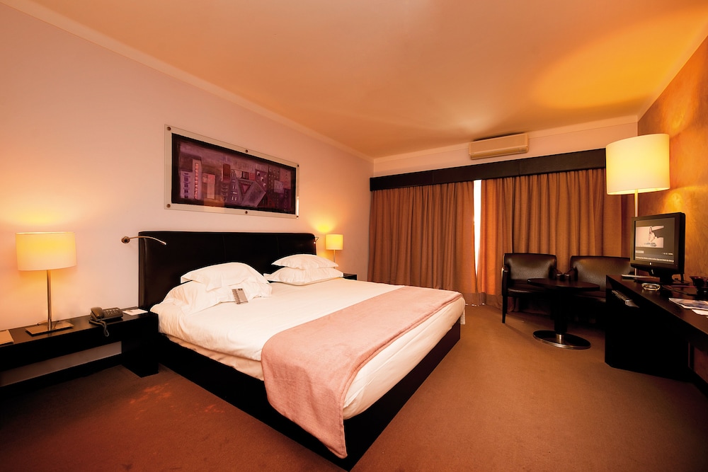 ROOM, DOUBLE OR TWIN BED, POOL VIEW