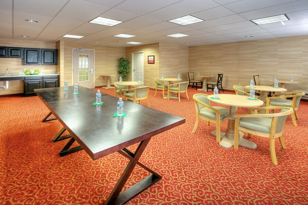 Holiday Inn Express Hotel Suites Tucumcari 37/38