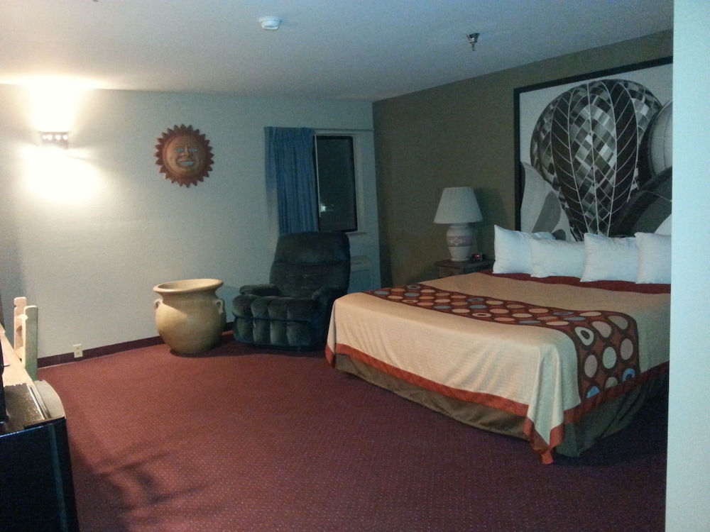 Super 8 by Wyndham Taos 17/33