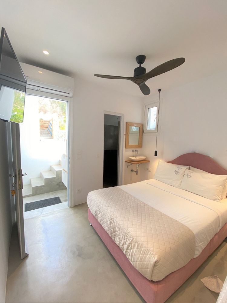 Flaskos Suites 11/50