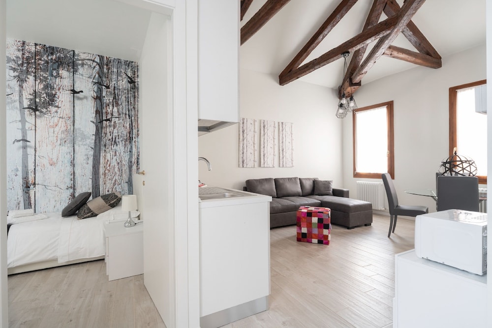Apartments in San Marco with Canal View 22/37