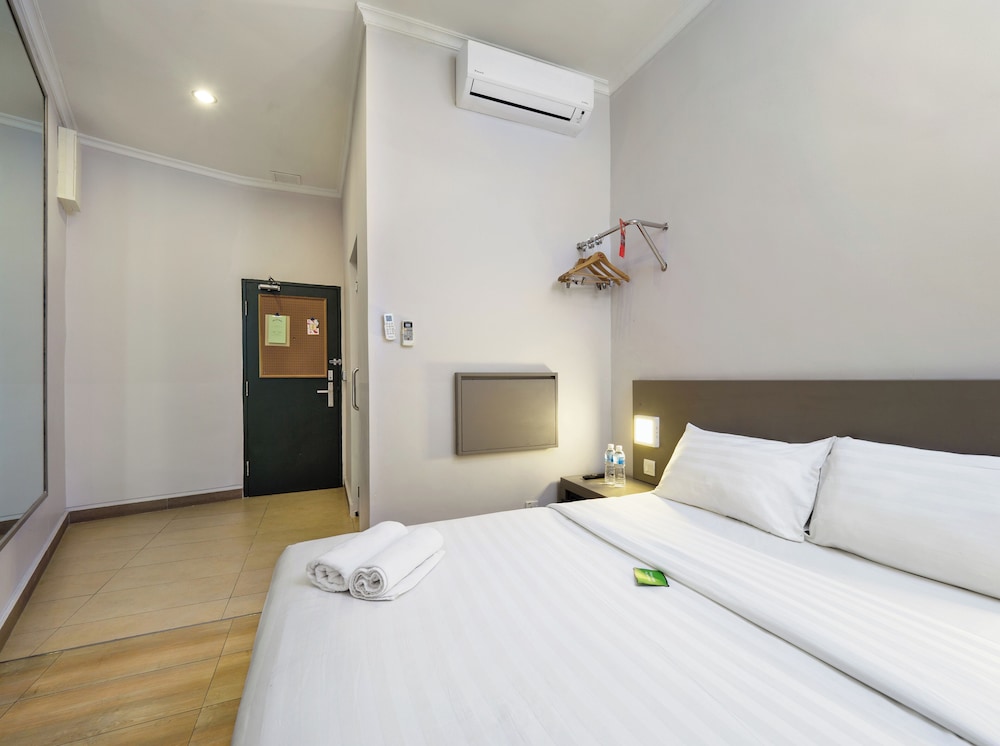ROOM, DOUBLE BED, NO WINDOW