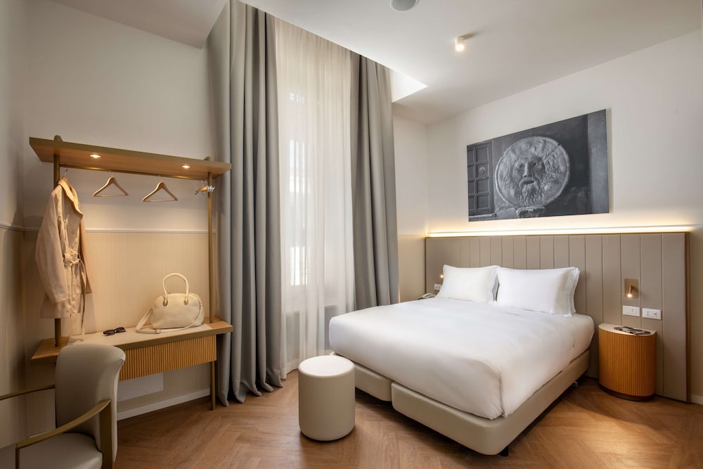 ROOM, QUEEN BED