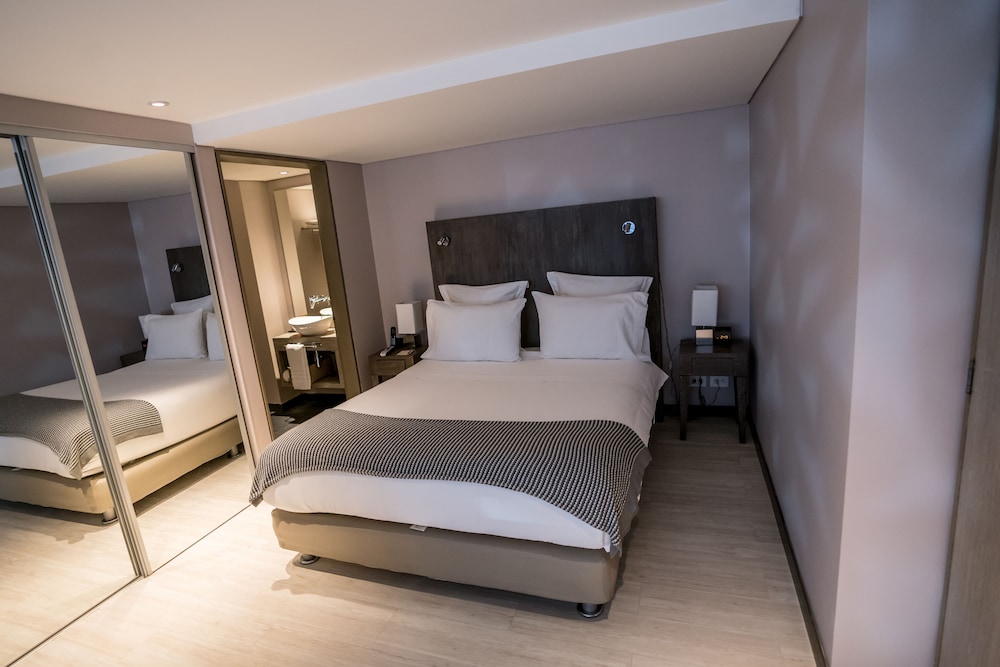 SUITE, QUEEN BED