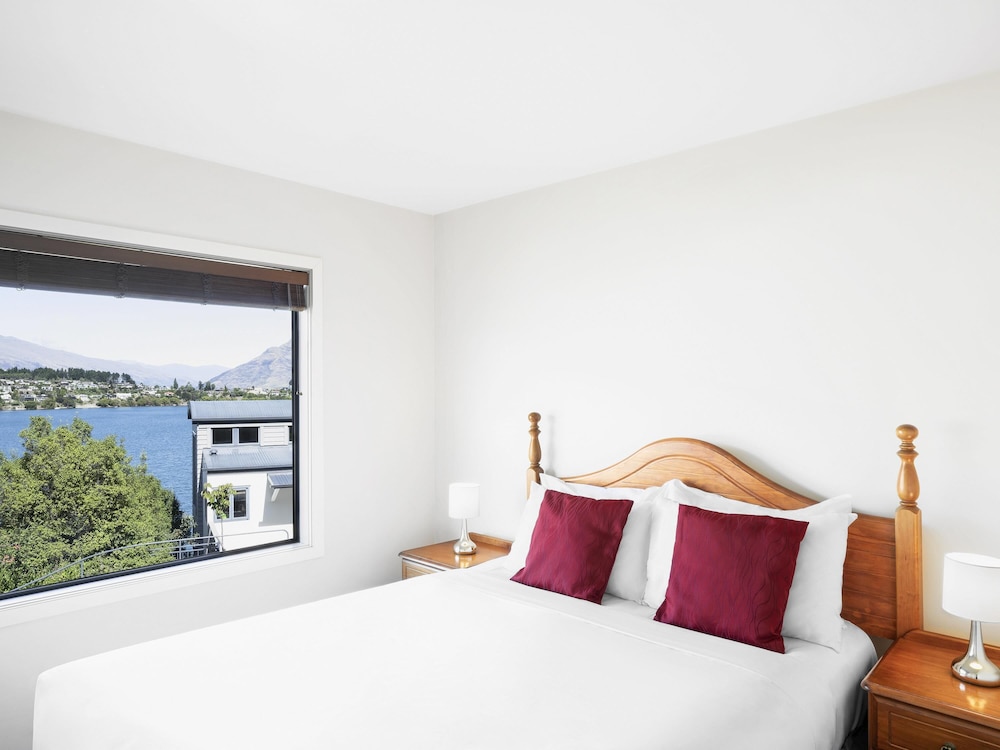 1 BEDROOM, SUITE, LAKE VIEW
