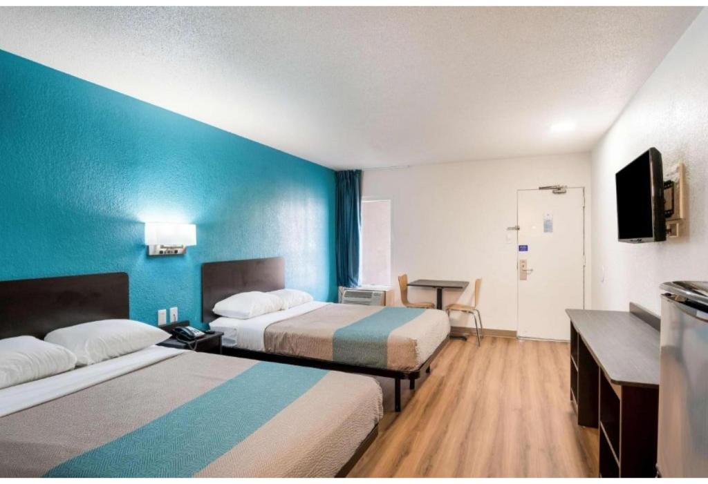 2 Full Beds - Non-Smoking, Micfridge