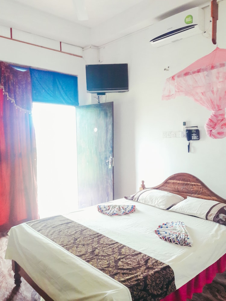 ROOM, DOUBLE BED
