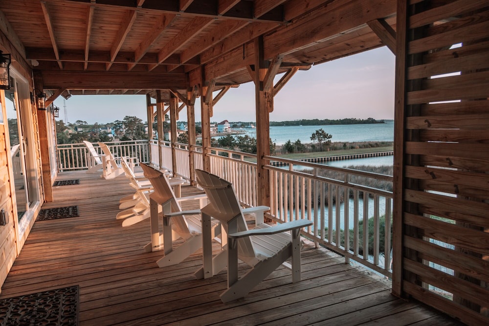 The Burrus House Inn Waterfront Suites 24/50