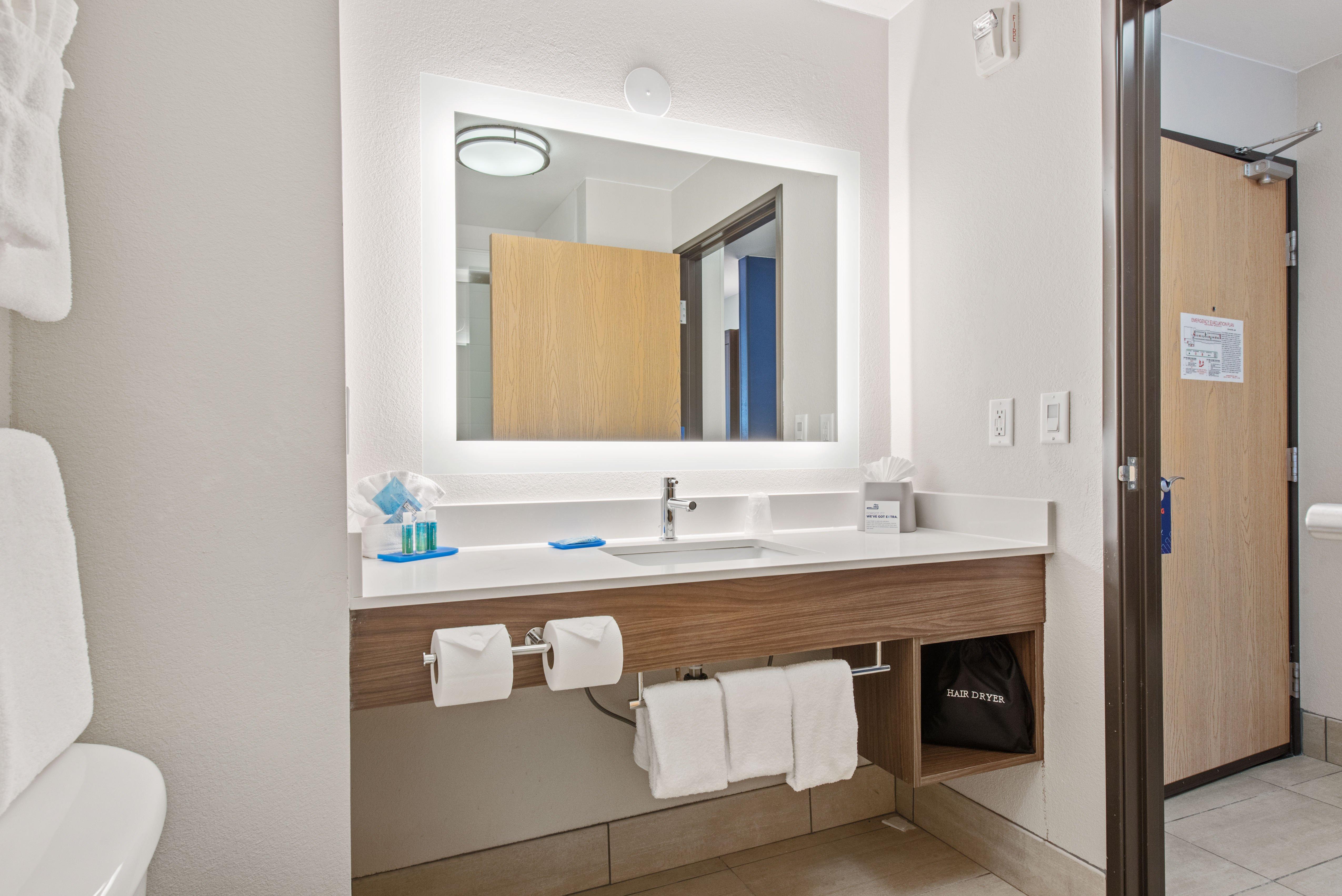 غرفة بسرير كينج، Holiday Inn Express & Suites Salt Lake City West Valley 4/4