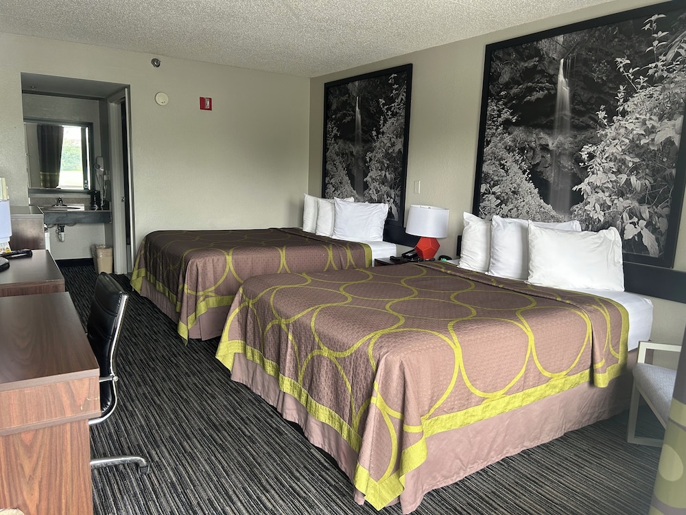 Super 8 by Wyndham Pigeon Forge Dollywood Lane 30/56