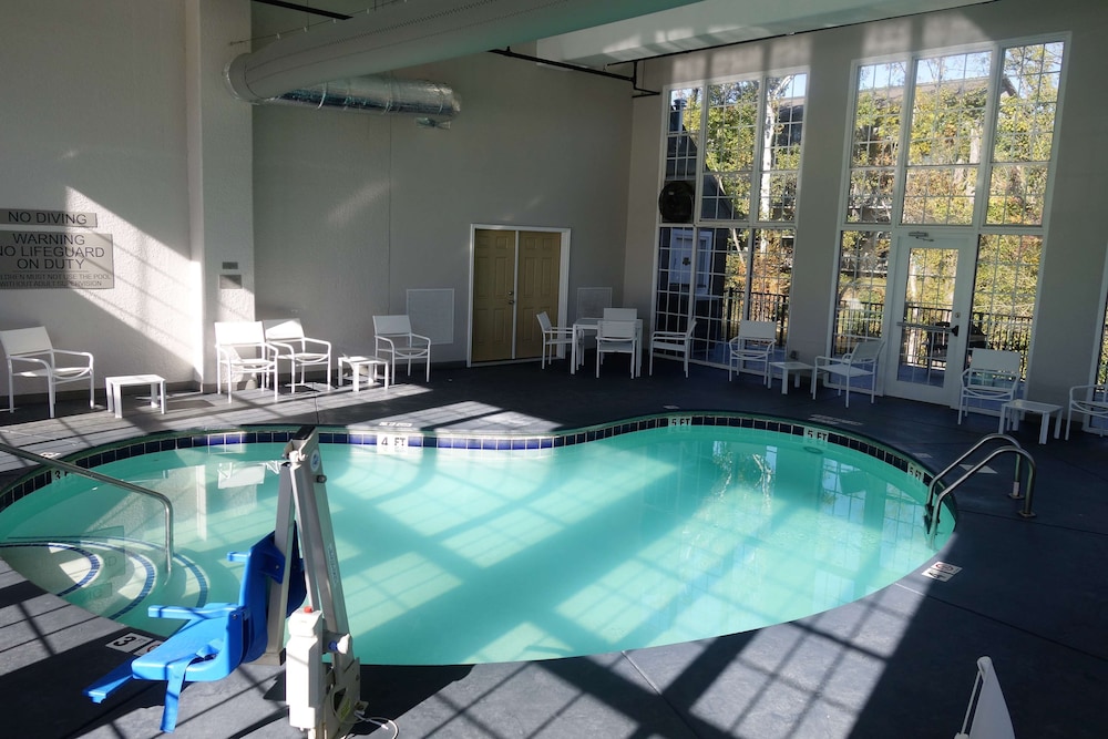 Country Inn & Suites by Radisson, Pigeon Forge South, TN 6/40