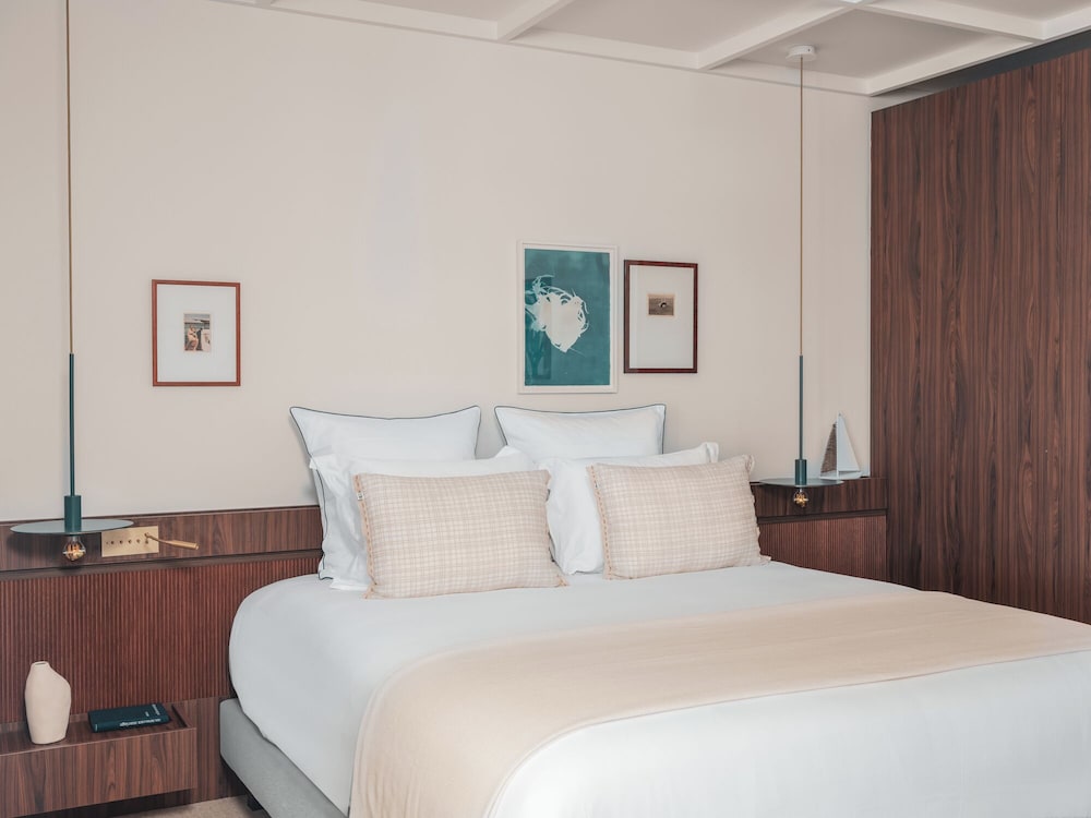 جناح سيغنتشر بسرير كينج بإطلالة على البحر بشرفة مع سرير سحّاب إضافي، Bleu Hotel & Spa by Germain Collection 2/5