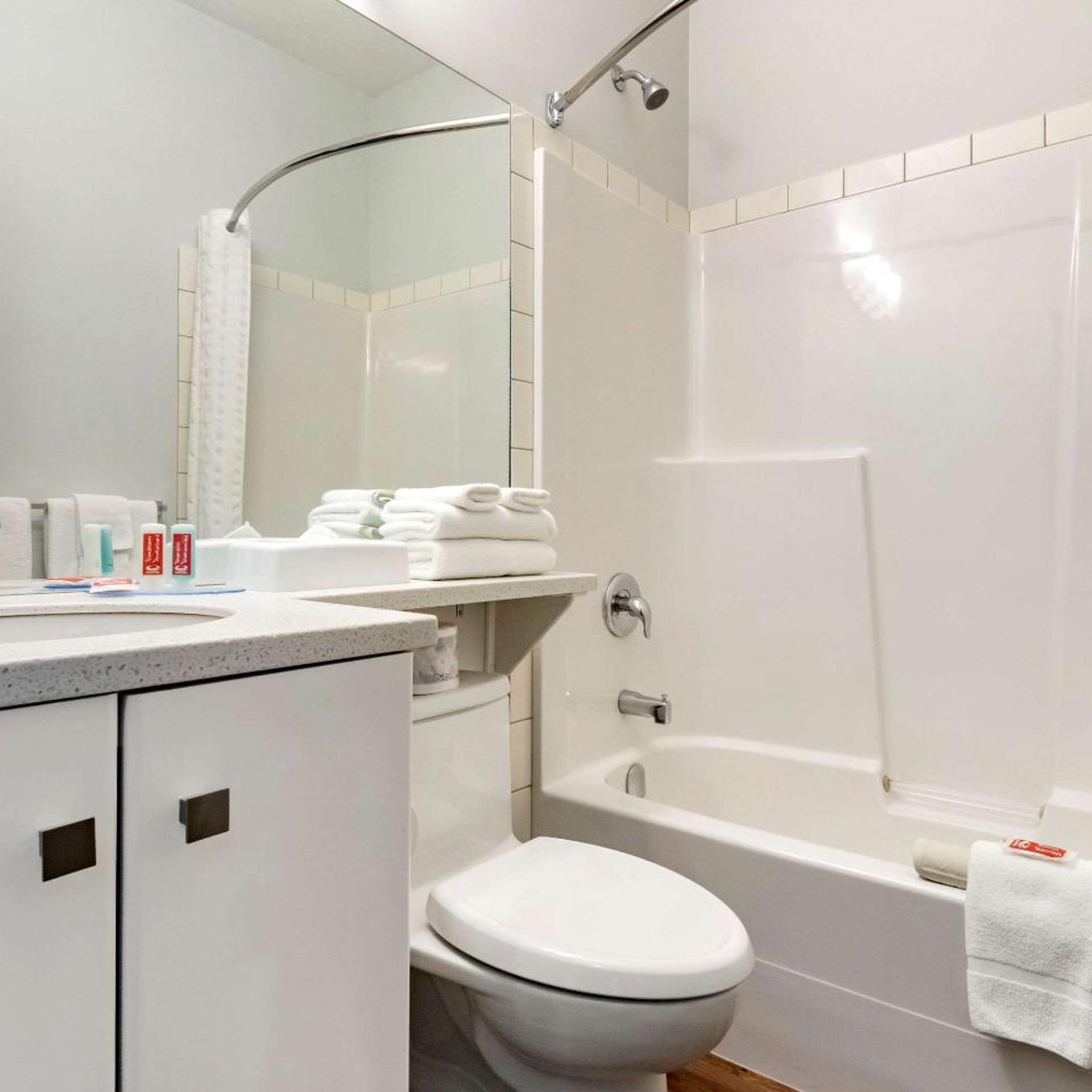 Efficiency, 3 Queen Beds, Queen Bed، Econo Lodge Inn & Suites Kelowna 5/5