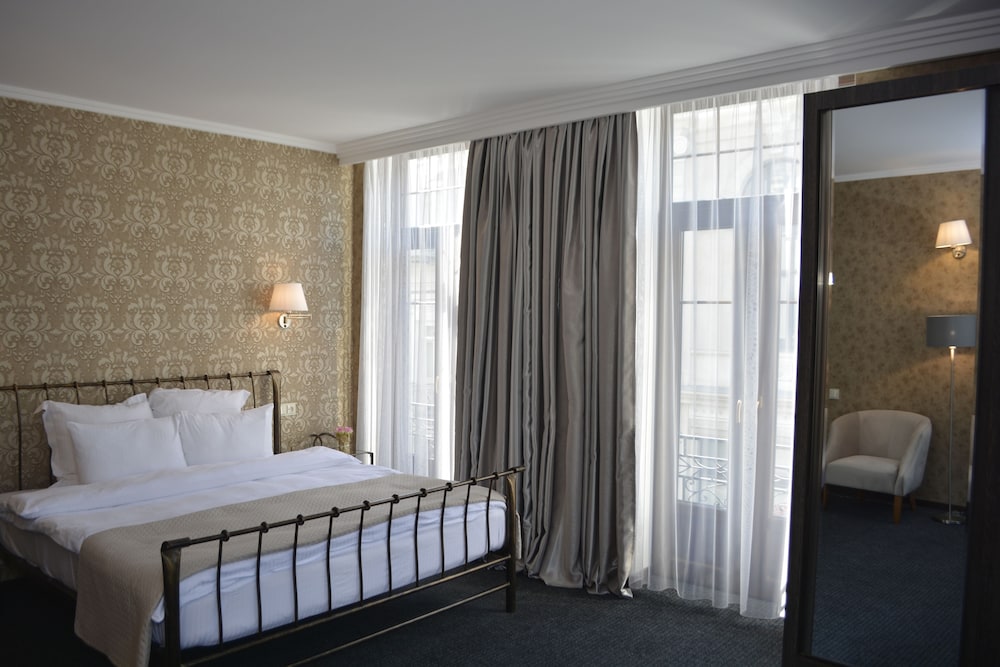 Redline Hotel 18/71