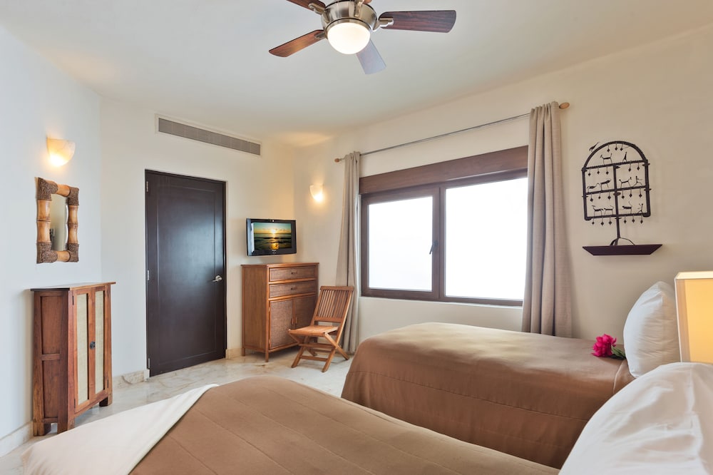 El Taj Oceanfront & Beachside Condo Hotel 59/74