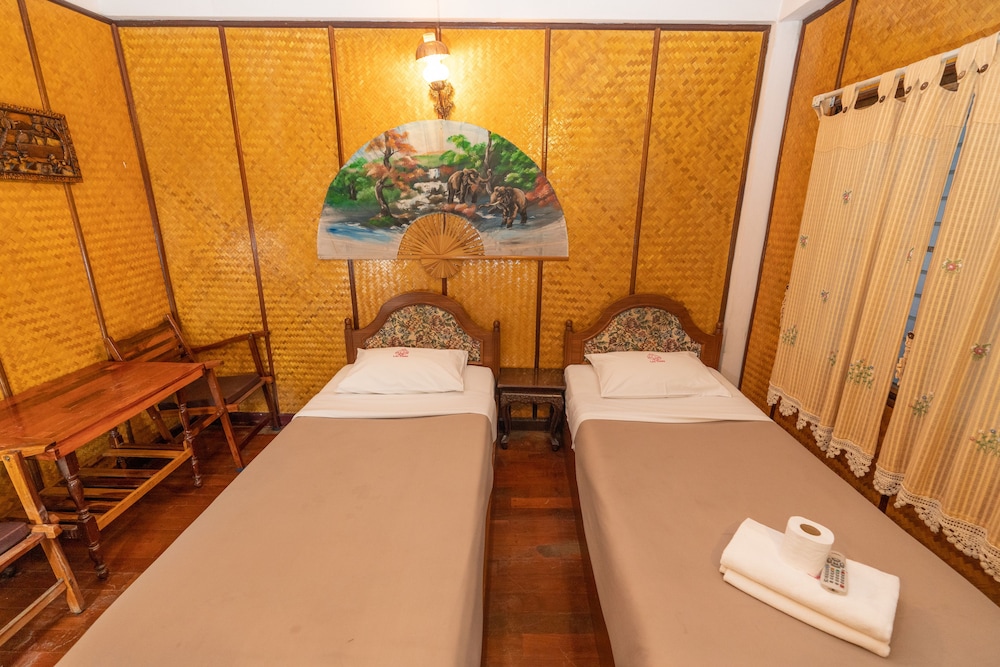 Collection O Khu Mueang near Tha Phae Gate formerly Lai Thai Guesthouse 43/64