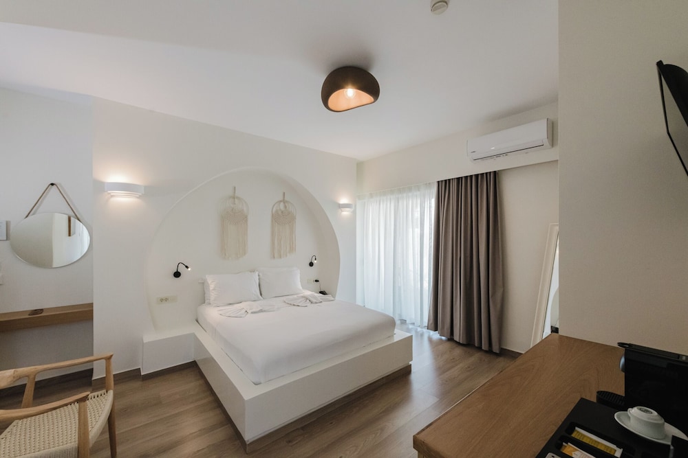 Harmony, Queen Bed, Pool View، Evexia Boutique Hotel & Spa - Adults Only 10/10