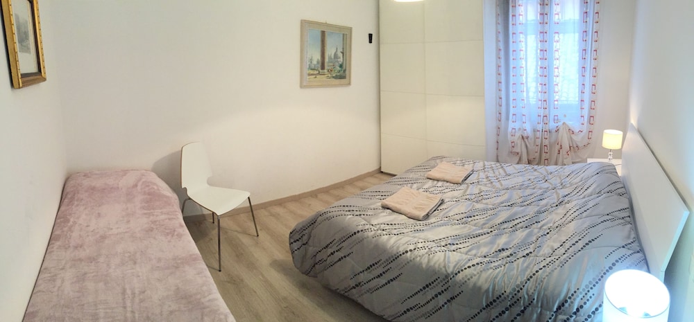 GRAND, TRIPLE, SHARED BATHROOM