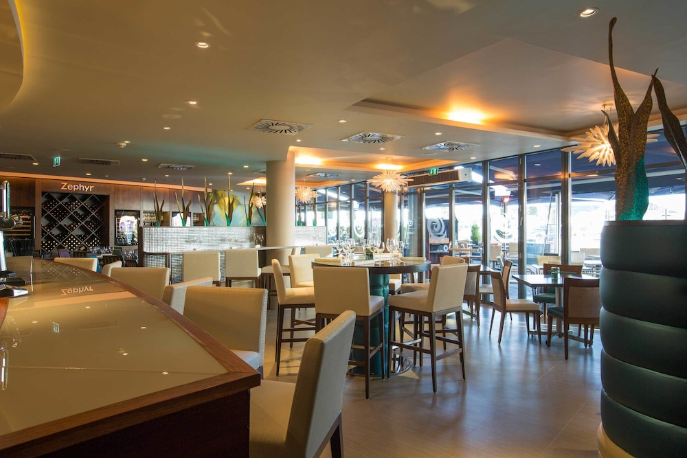 Royal Yacht Hotel 64/75