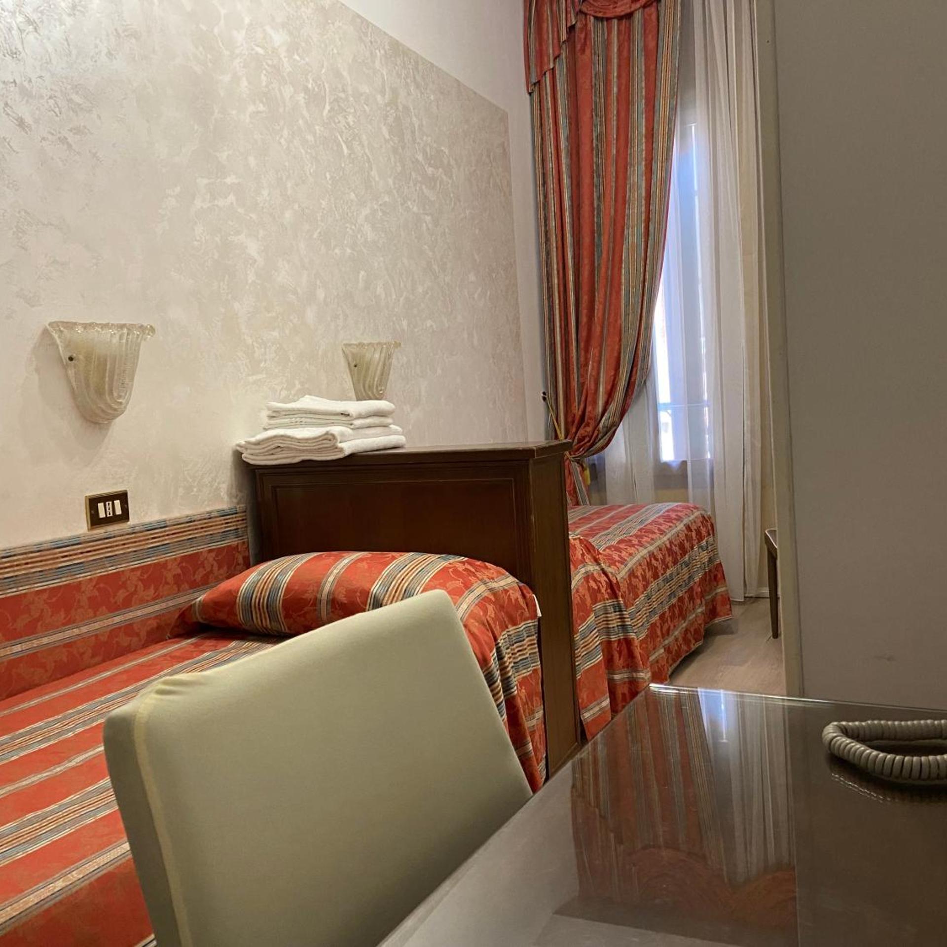 Room, Twin Beds, External Bathroom