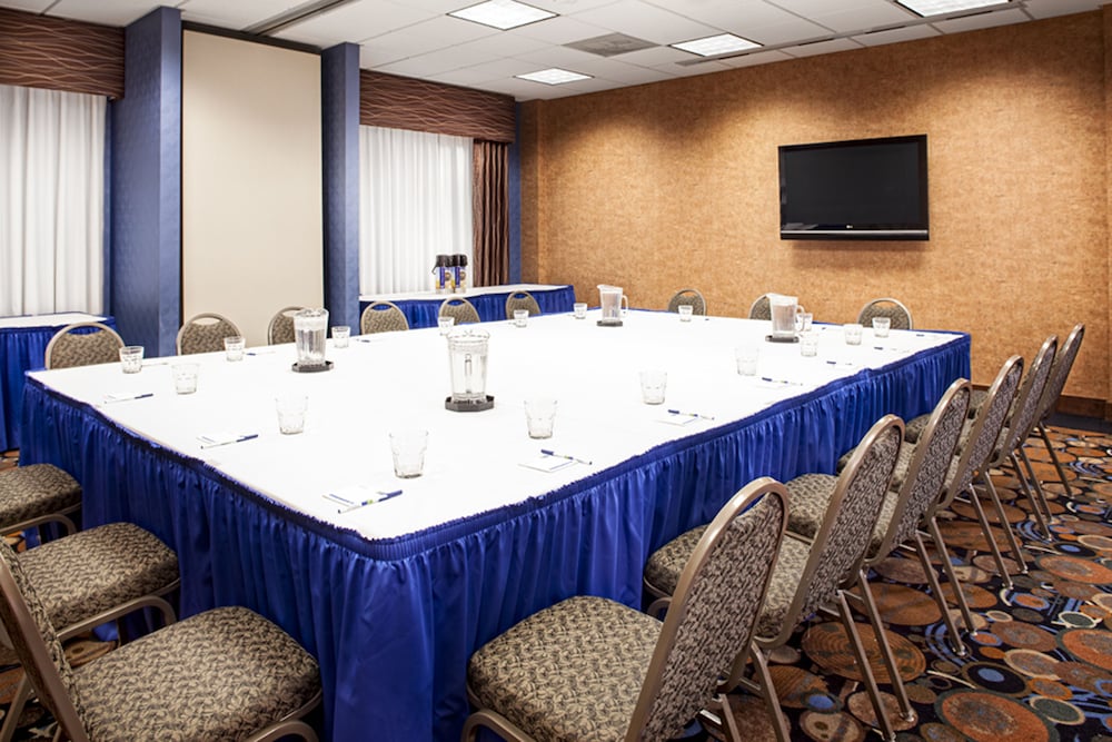 Holiday Inn Express Suites Coralville 53/67
