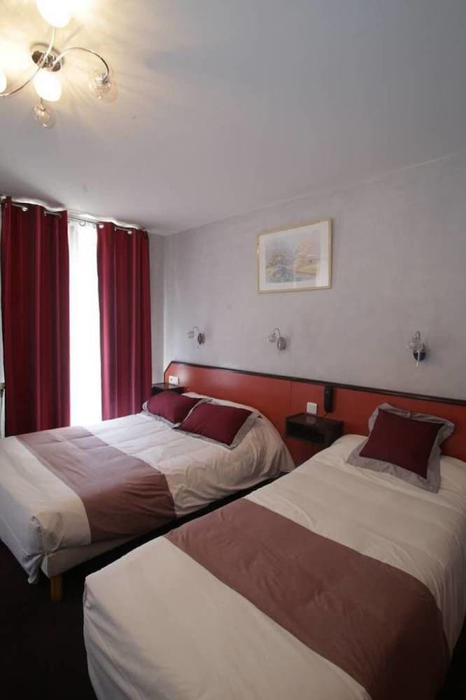 LUXOR BASTILLE HOTEL 11/61
