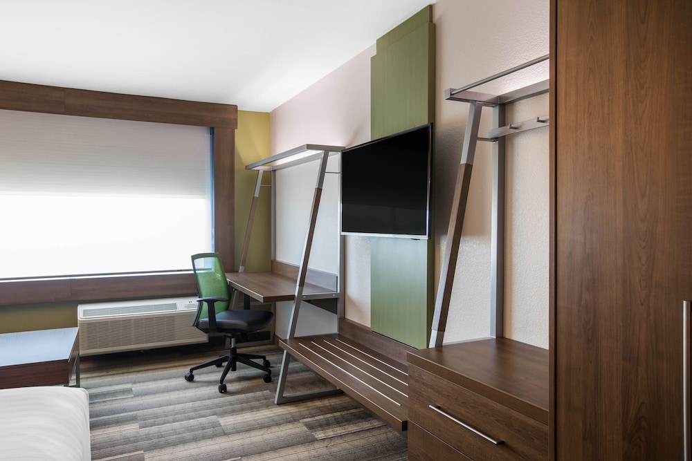Holiday Inn Express & Suites Ludington 41/46