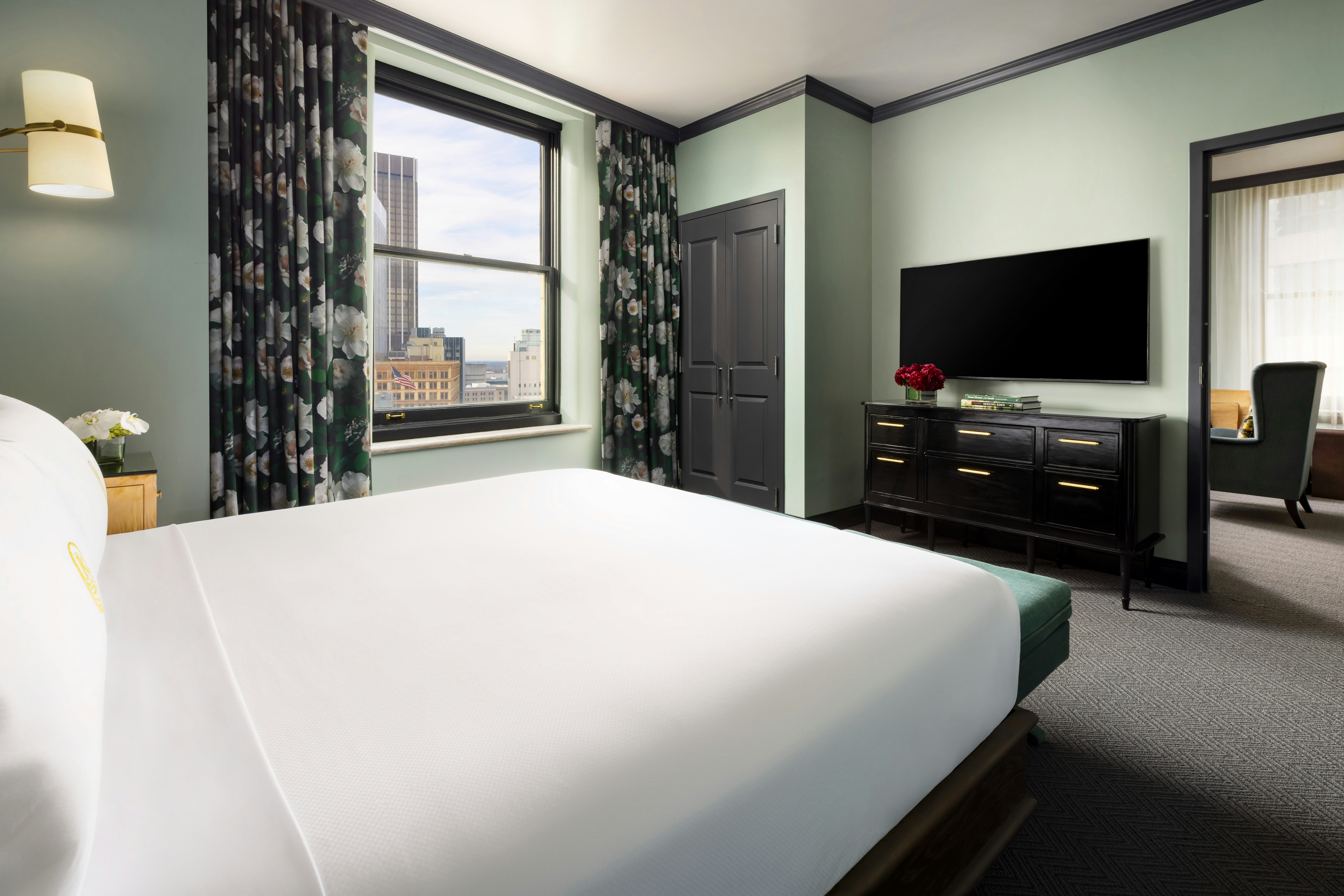 1 BEDROOM, SUITE, KING BED, CITY VIEW