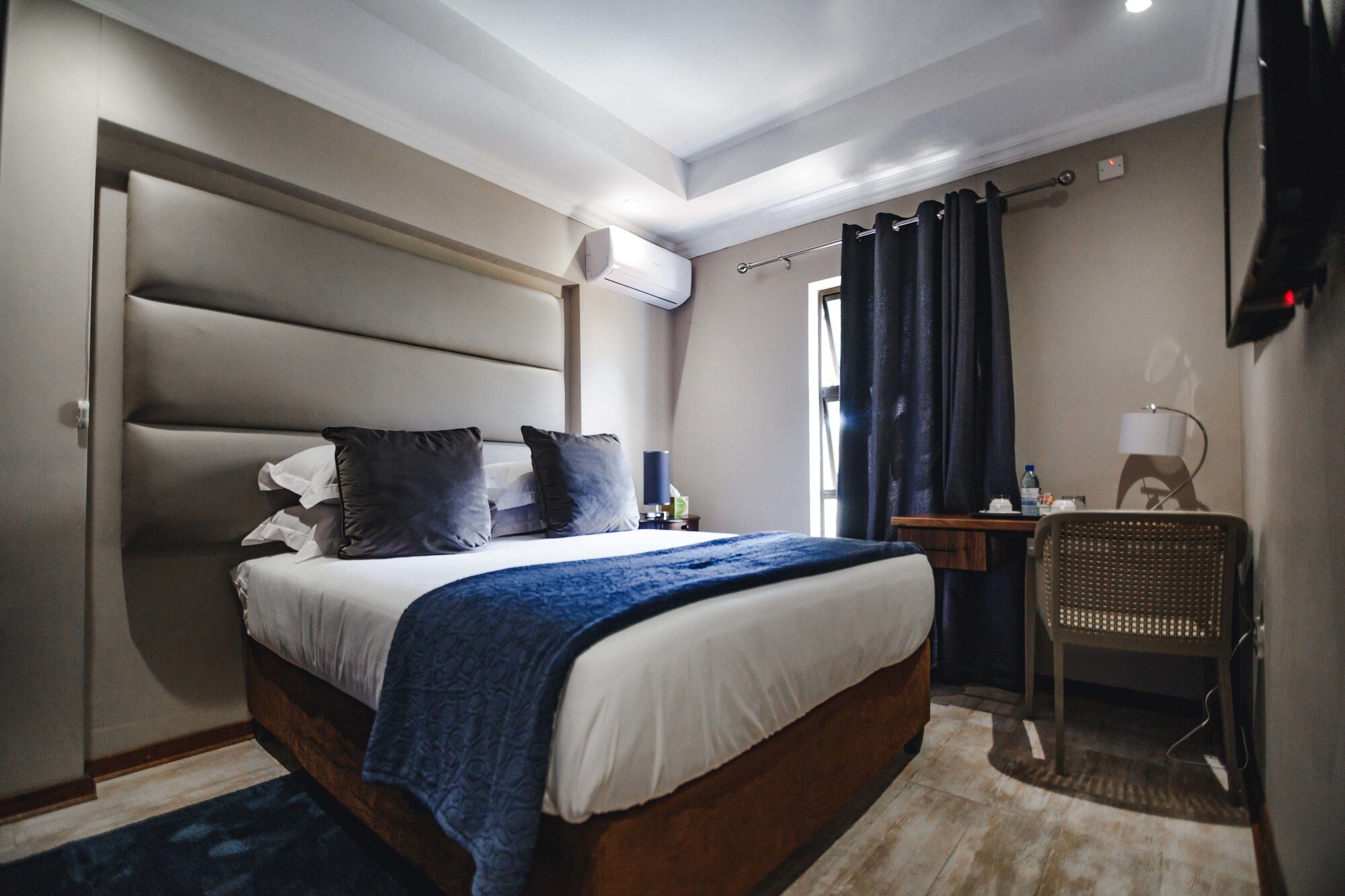 STANDARD, QUEEN BED