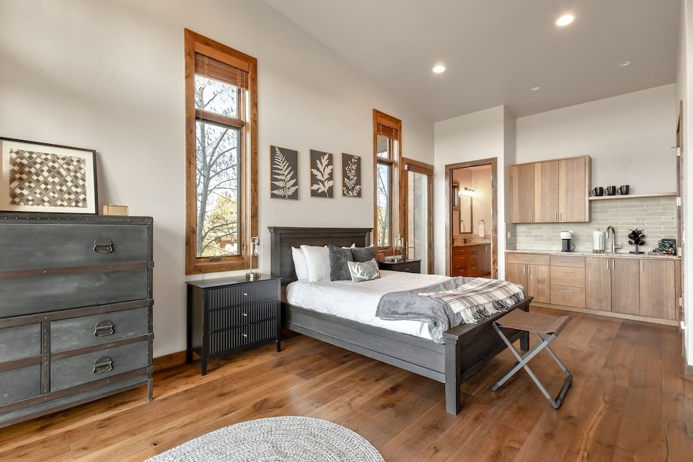 3 Bedrooms, Luxury, Home, King Bed, 3 Queen Beds