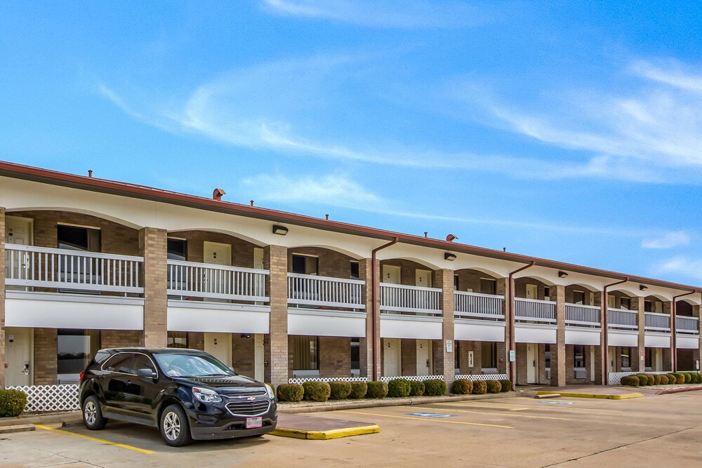 Americas Best Value Inn Columbus, TX 1/41