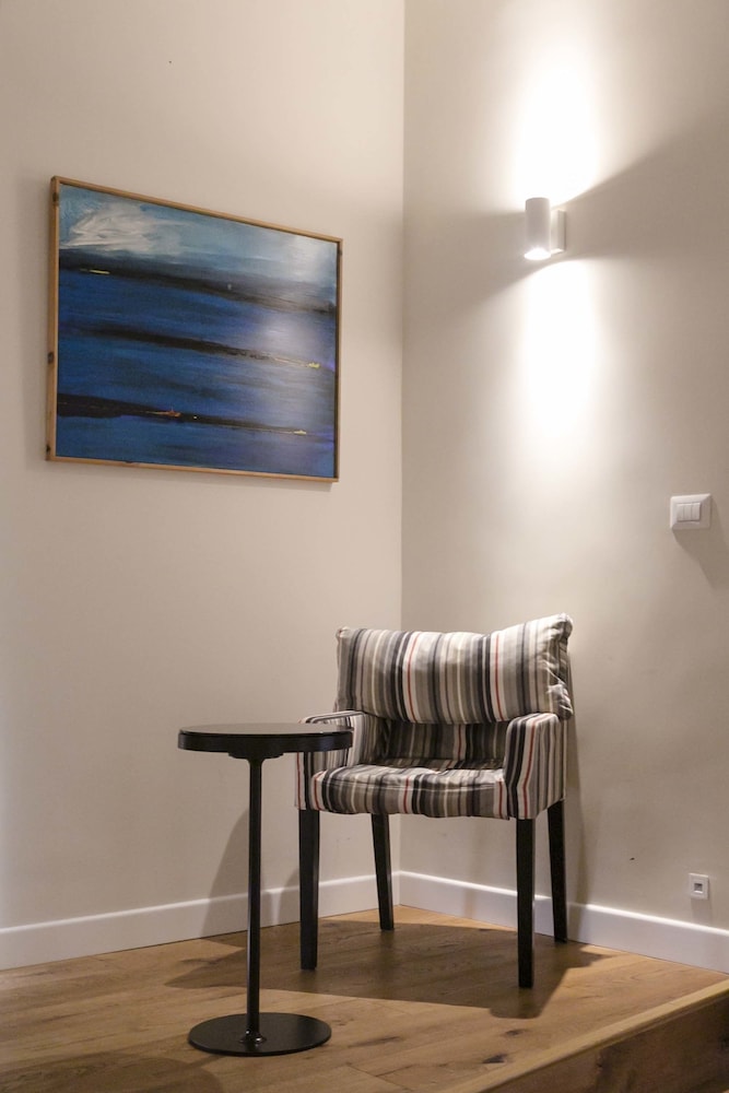 Claudia Rooms 24/39
