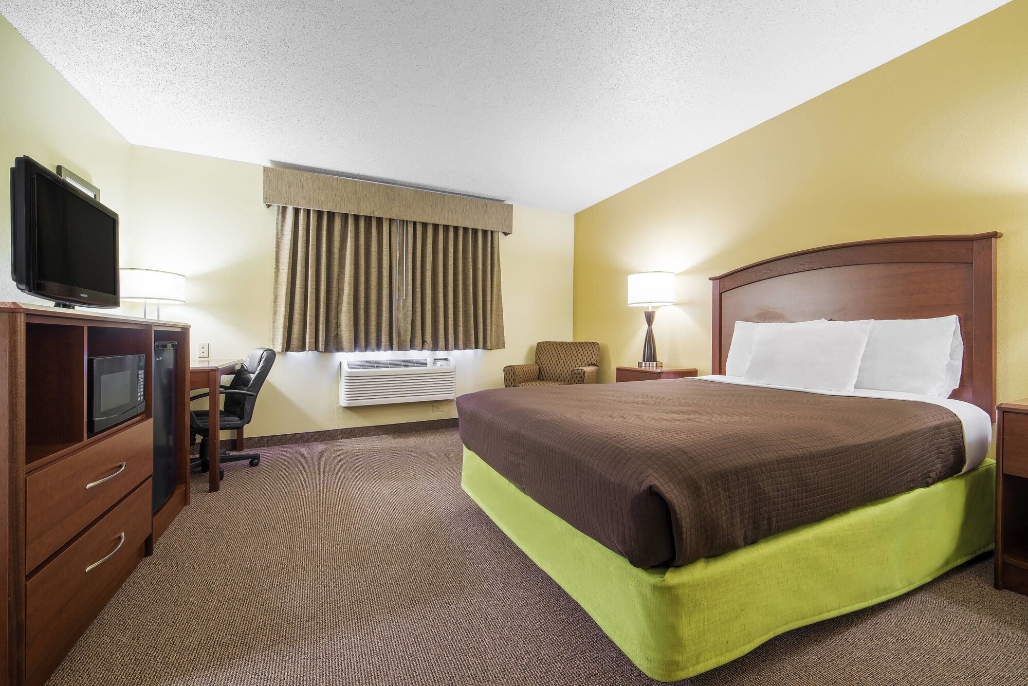 جناح ديلوكس بسرير كينج بغرفة نوم واحدة، AmericInn by Wyndham Sioux Falls 2/3