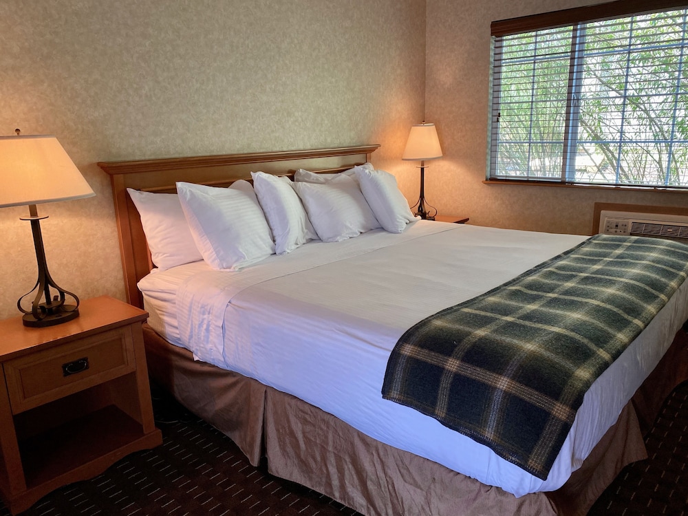 Cousins Country Inn 13/26