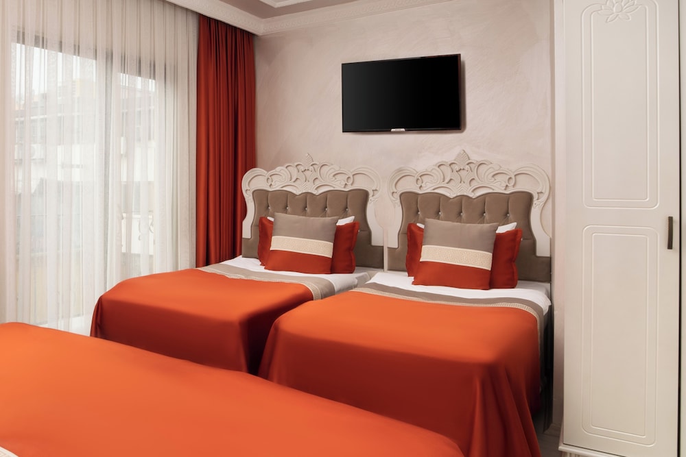 Deluxe Newport Hotel 49/54