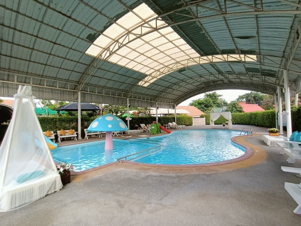 P Paradise Hotel 25/50