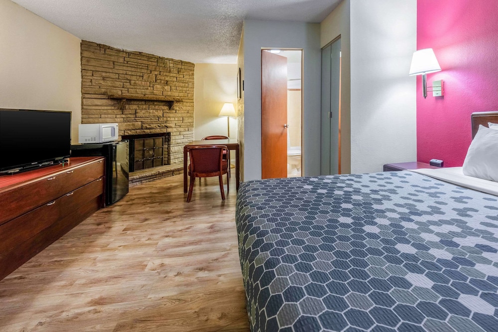 Econo Lodge Inn and Suites On The River 12/61