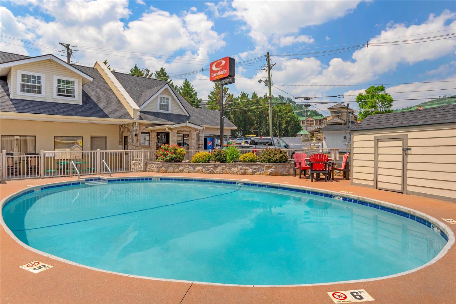 Econo Lodge Inn & Suites Gatlinburg at the Convention Center 19/23