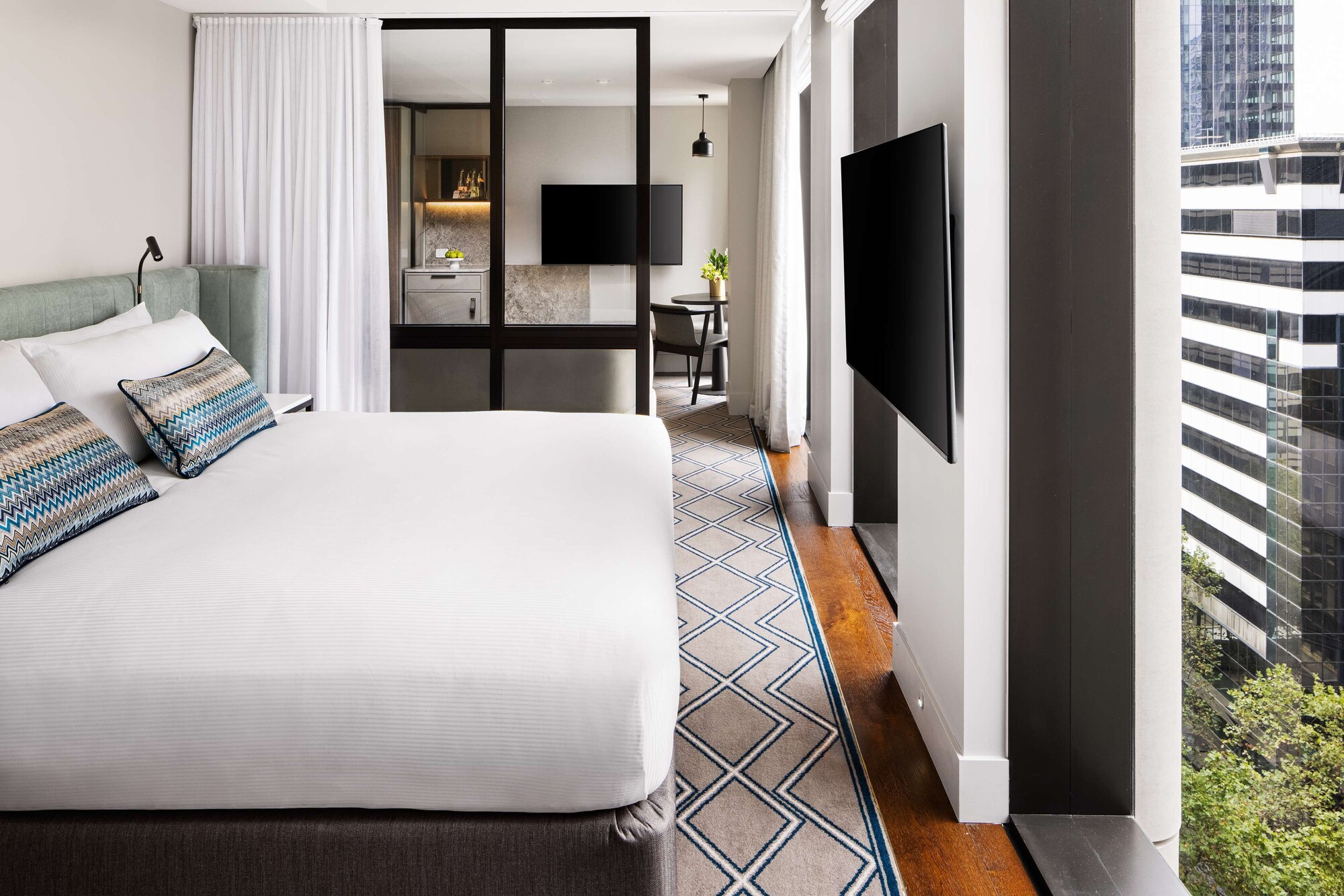 STUDIO, SUITE, KING BED, LOUNGE ACCESS