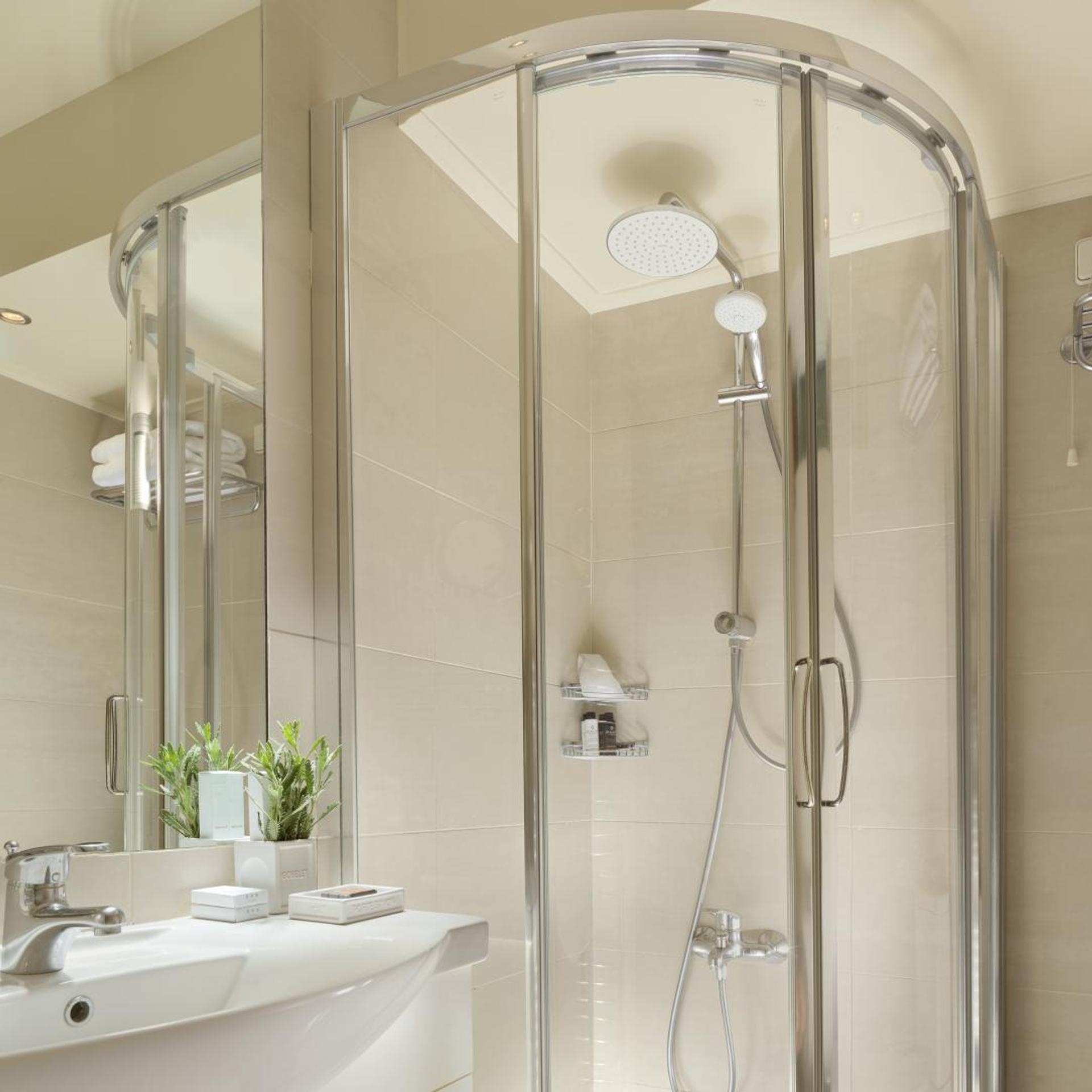 جناح جونيور، Blazer Suites 2/2