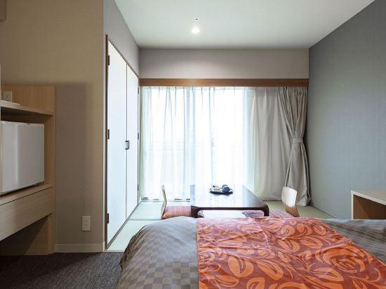 Plus, Twin Beds, Shared Bathroom
