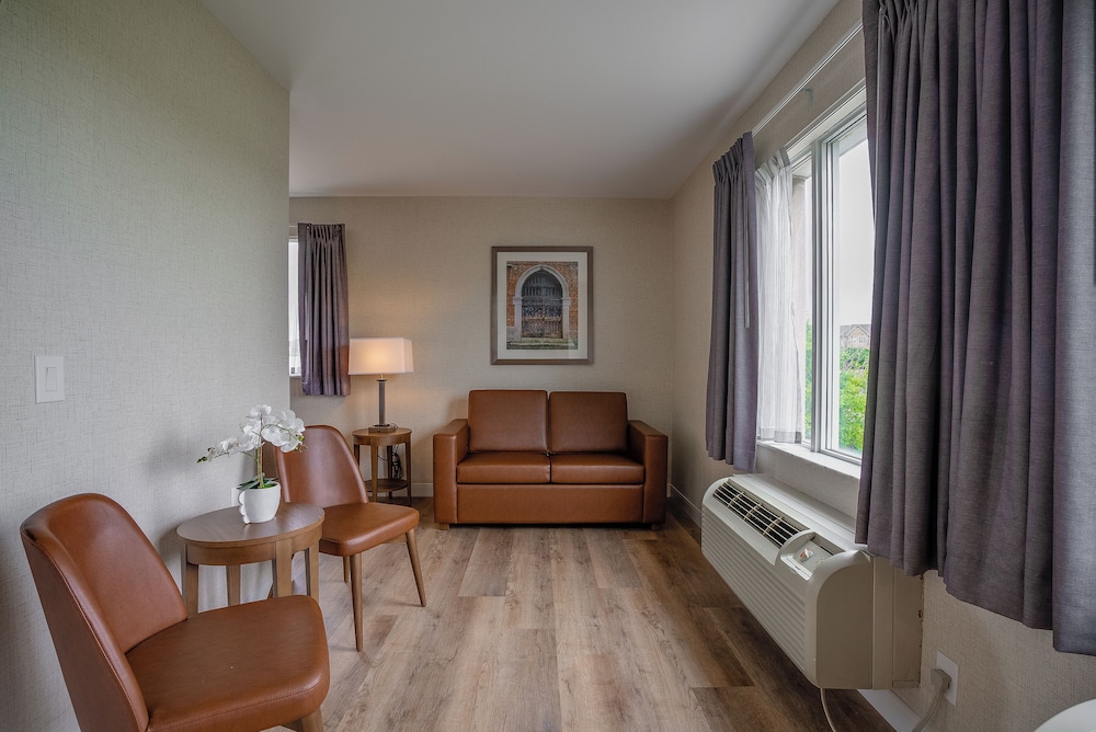 Monte Carlo Inn Oakville Suites 53/68