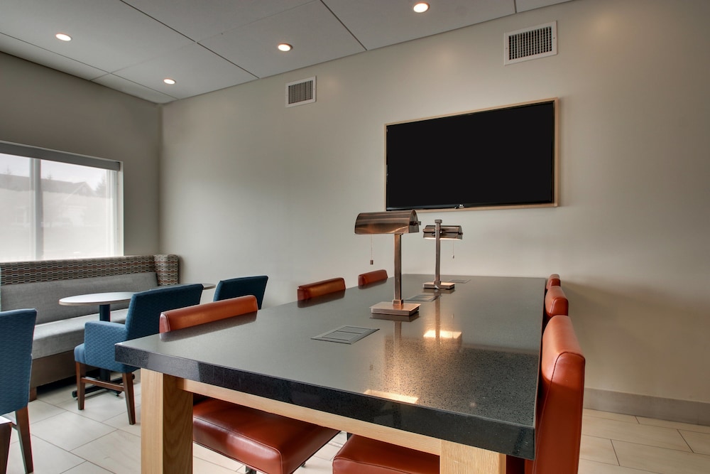 Holiday Inn Express Suites Lancaster East Strasburg 46/52
