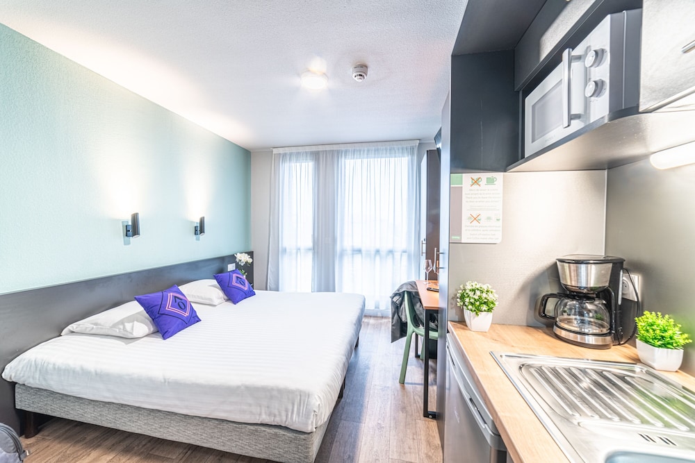 STUDIO, QUEEN BED