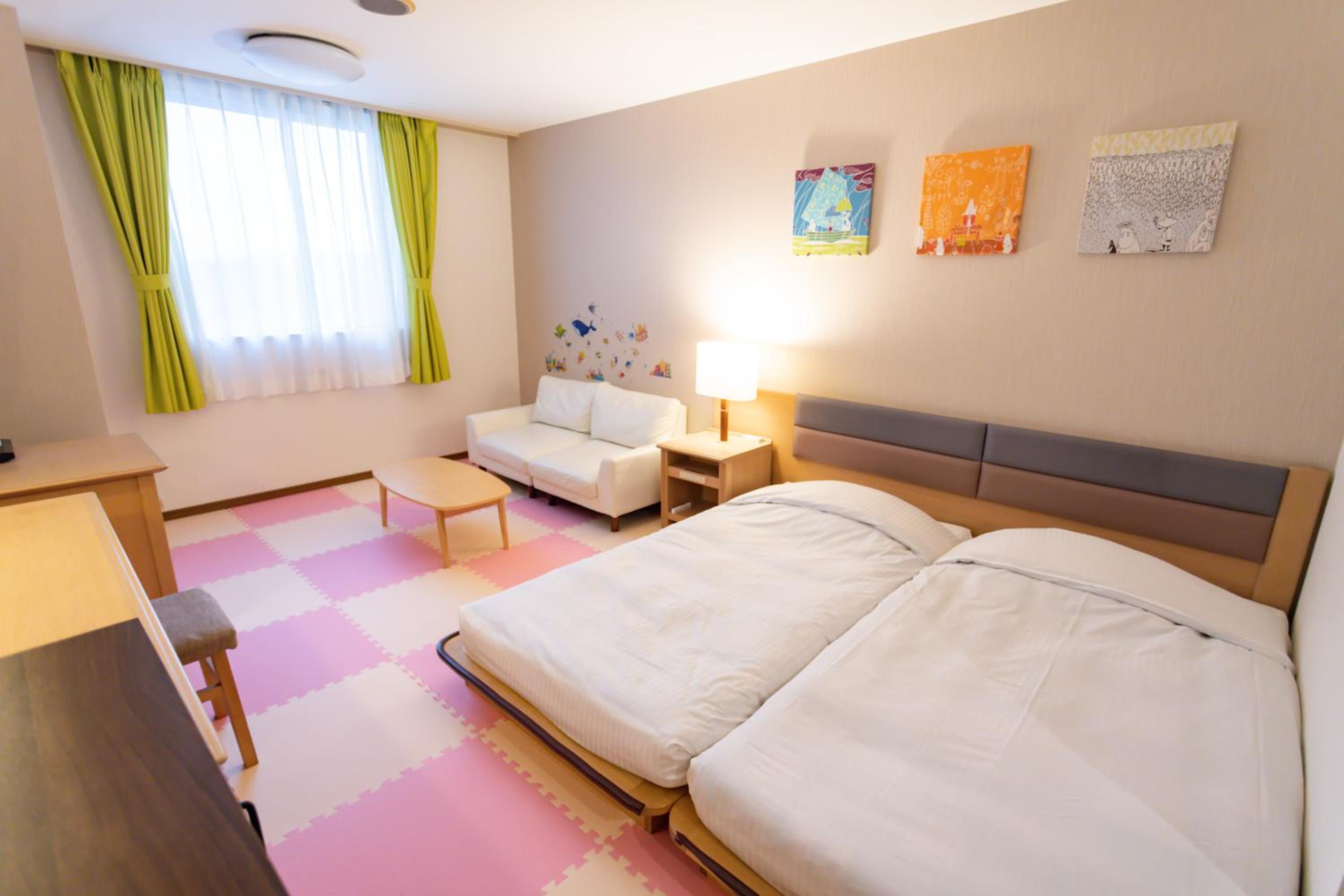 Hollywood, Twin Beds, Low Floor
