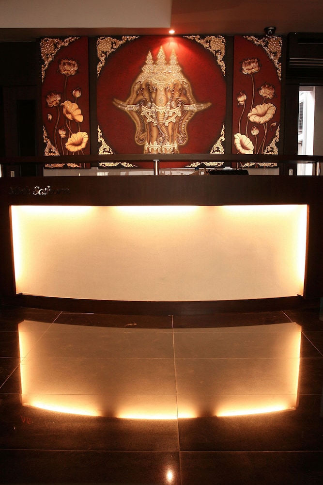 Mirth Sathorn Hotel 8/39