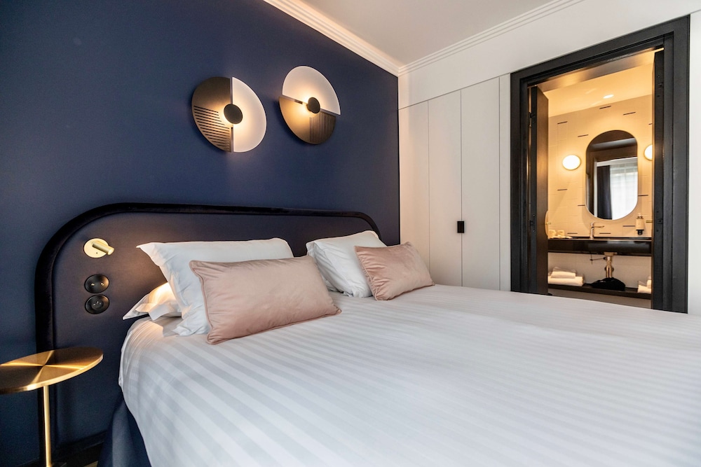 SUPERIOR, QUEEN BED