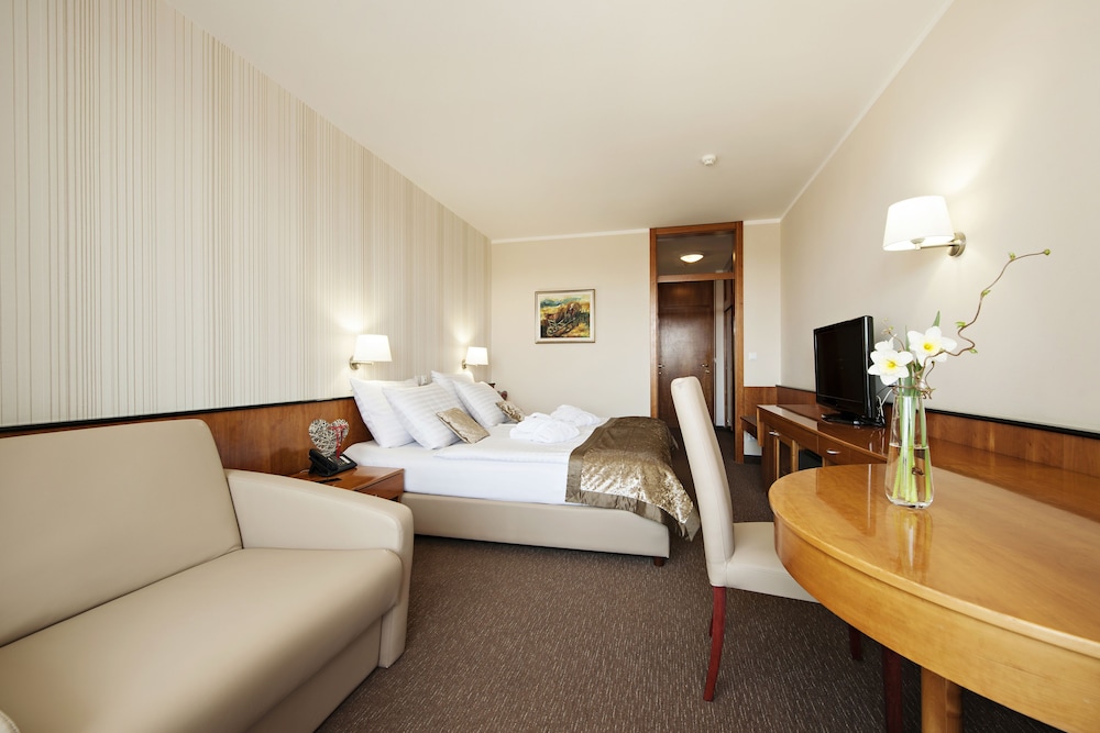 Radin Hotel 7/43
