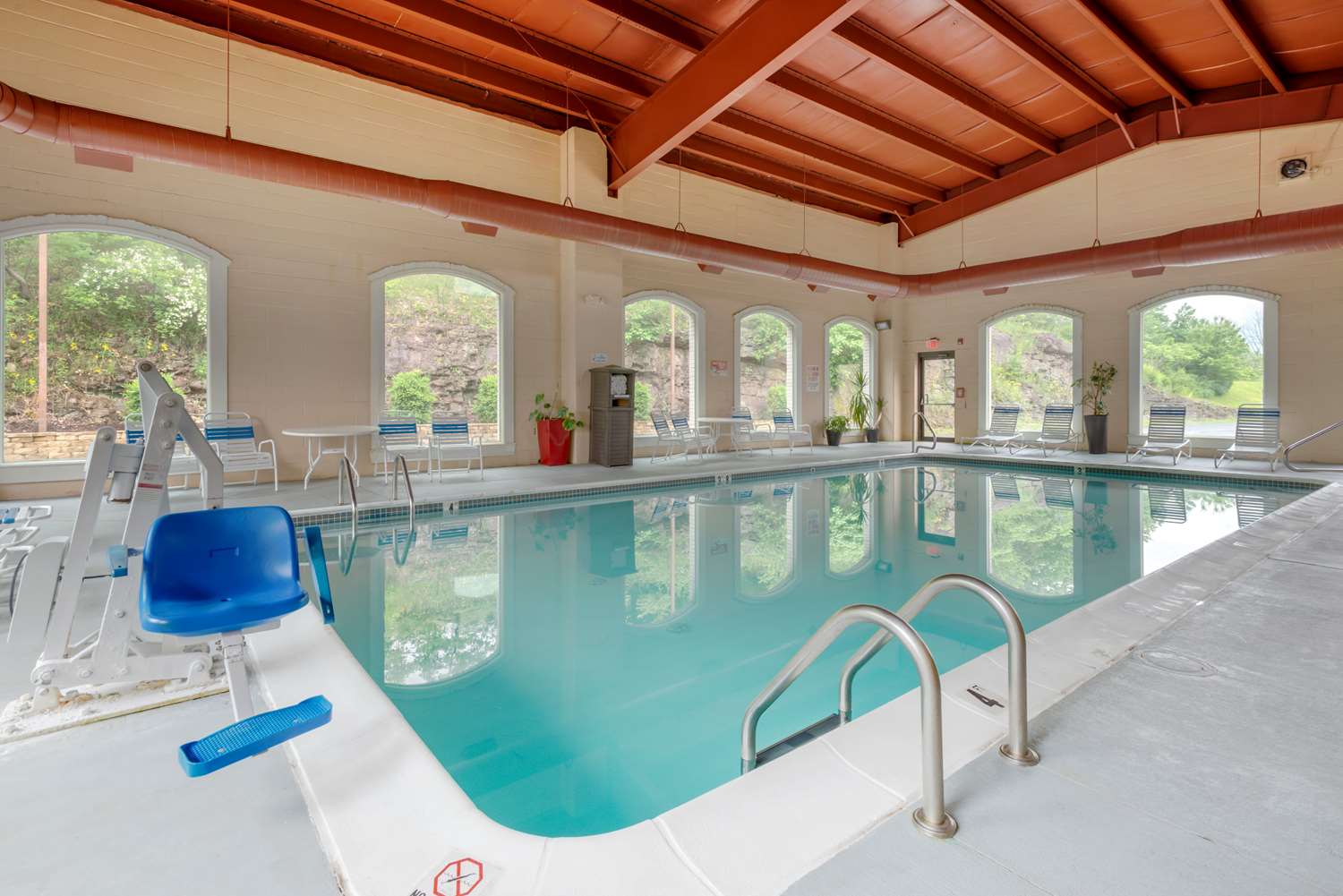 Best Western Plus Poconos Hotel 27/43