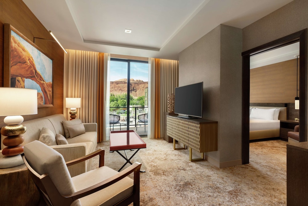 Hoodoo Moab, Curio Collection by Hilton 31/48